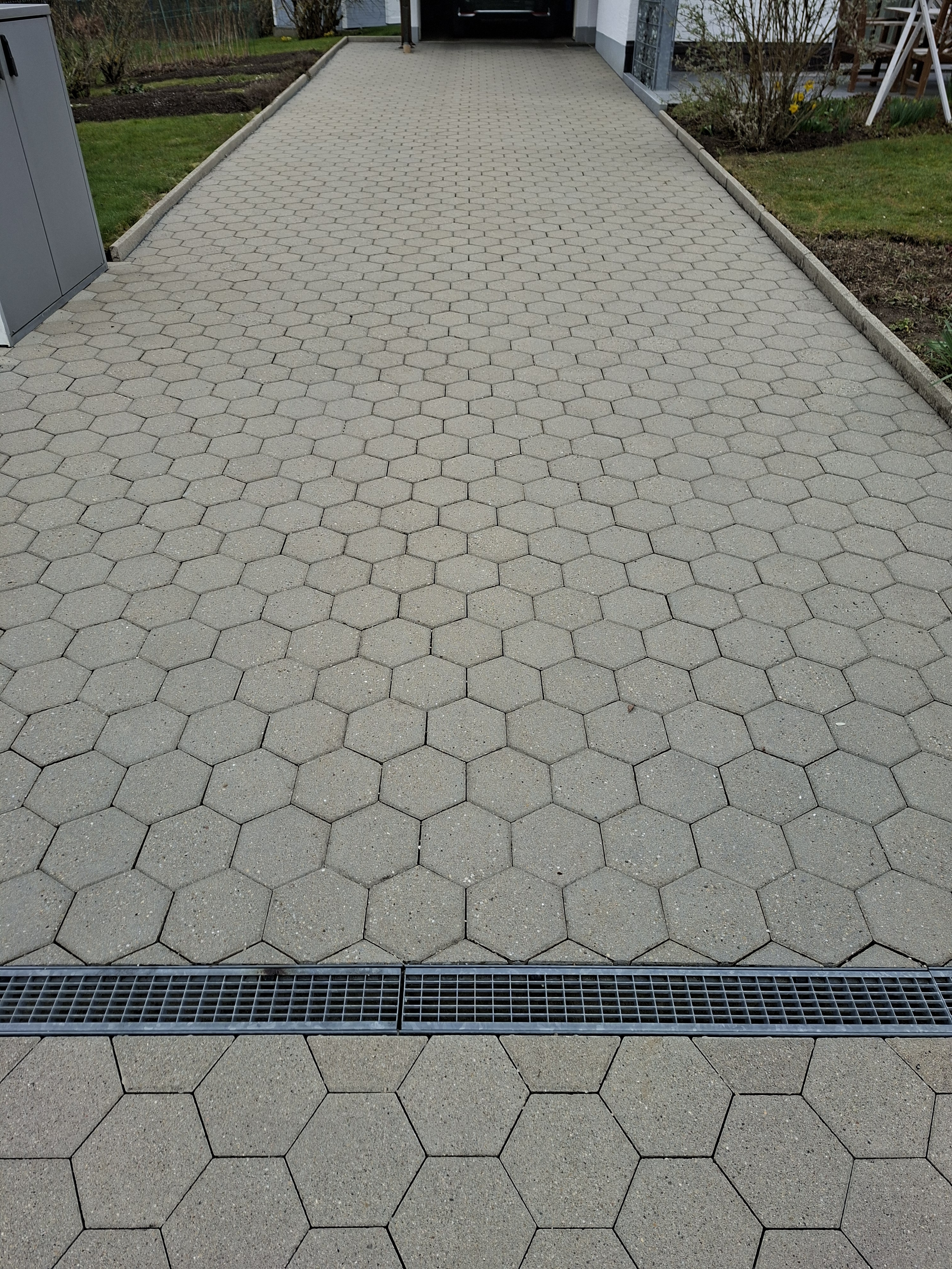 Einfahrt mit gereinigten Pflastersteinen im Bienenwabenmuster
