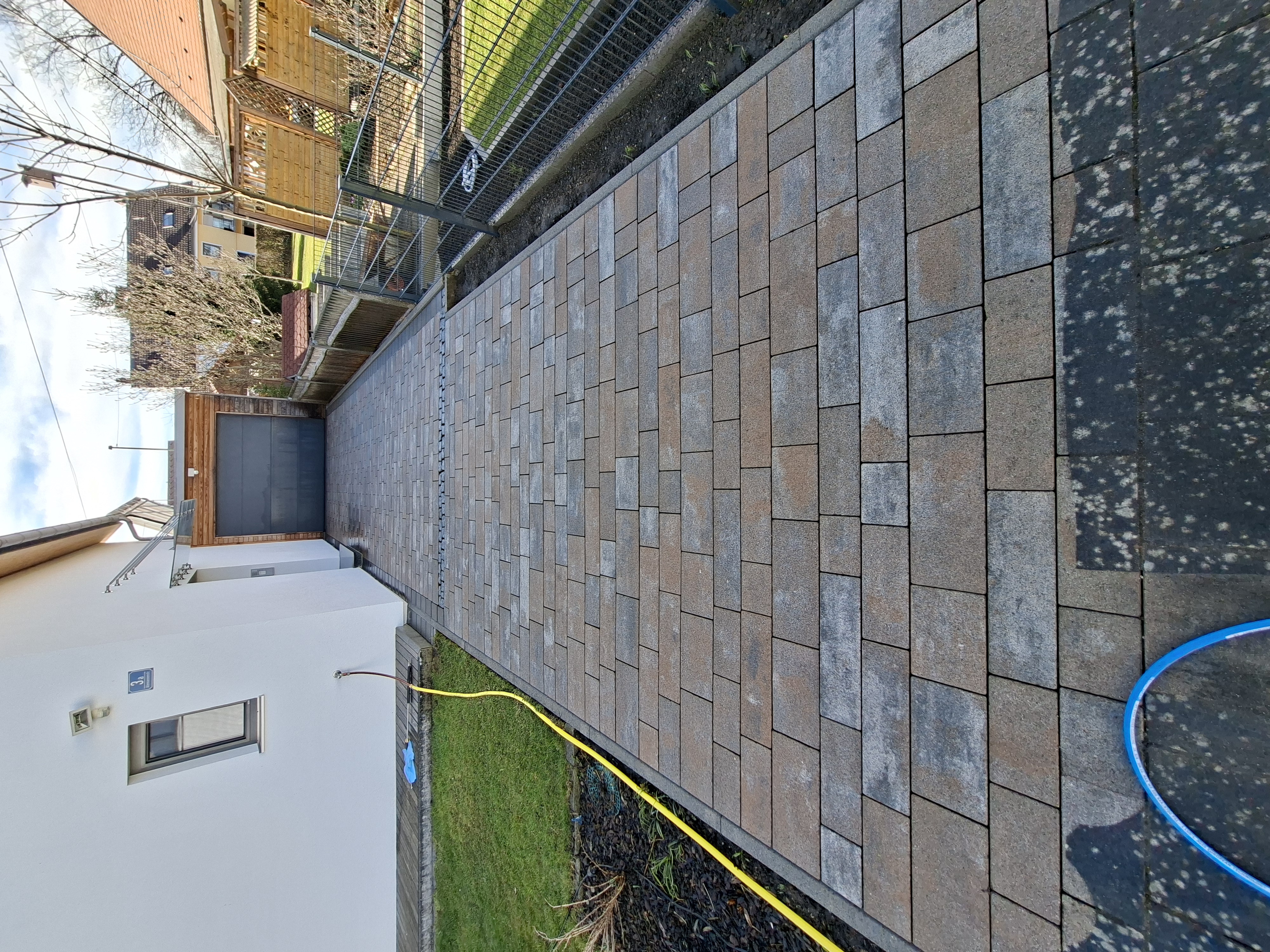 Einfahrt mit gereinigten Pflastersteinen