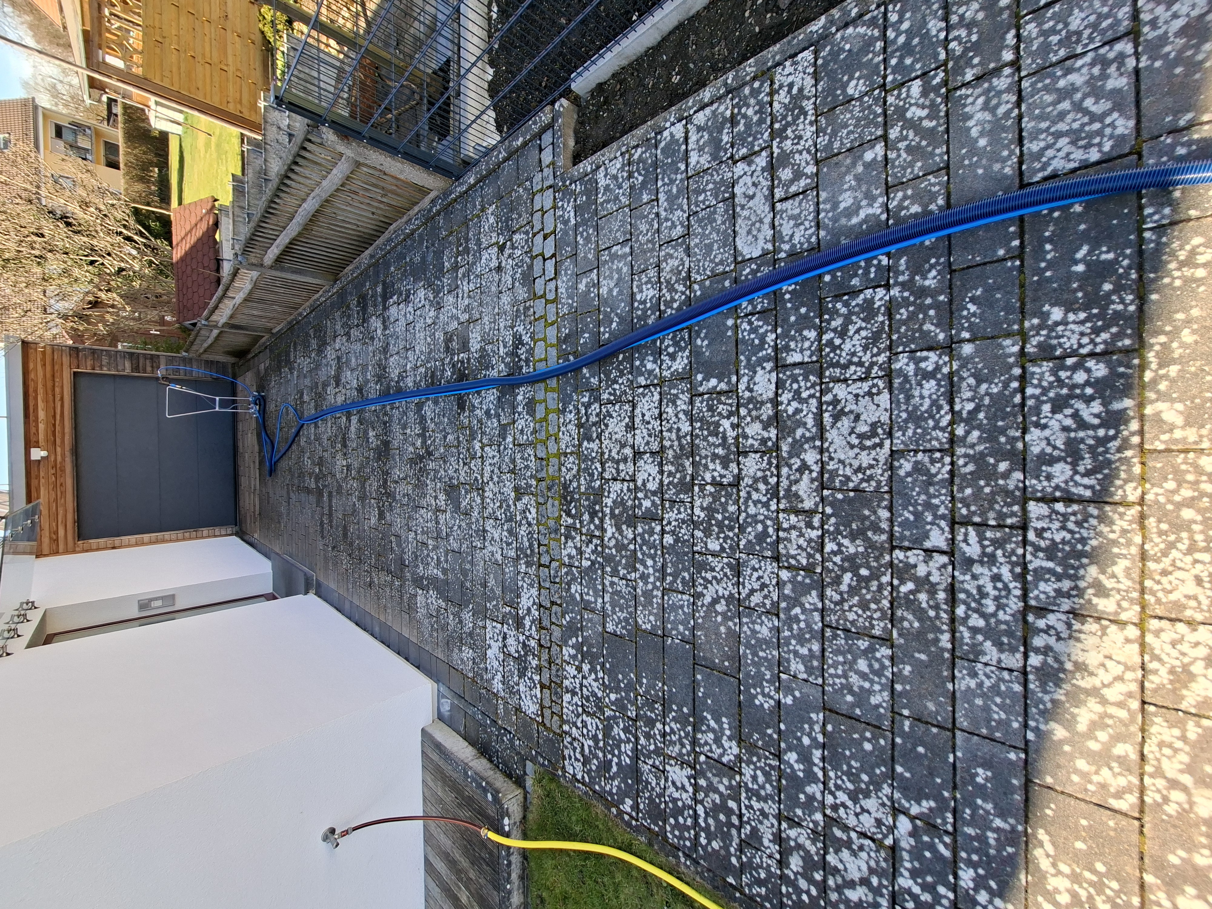 Einfahrt mit start verschmutzten Pflastersteinen