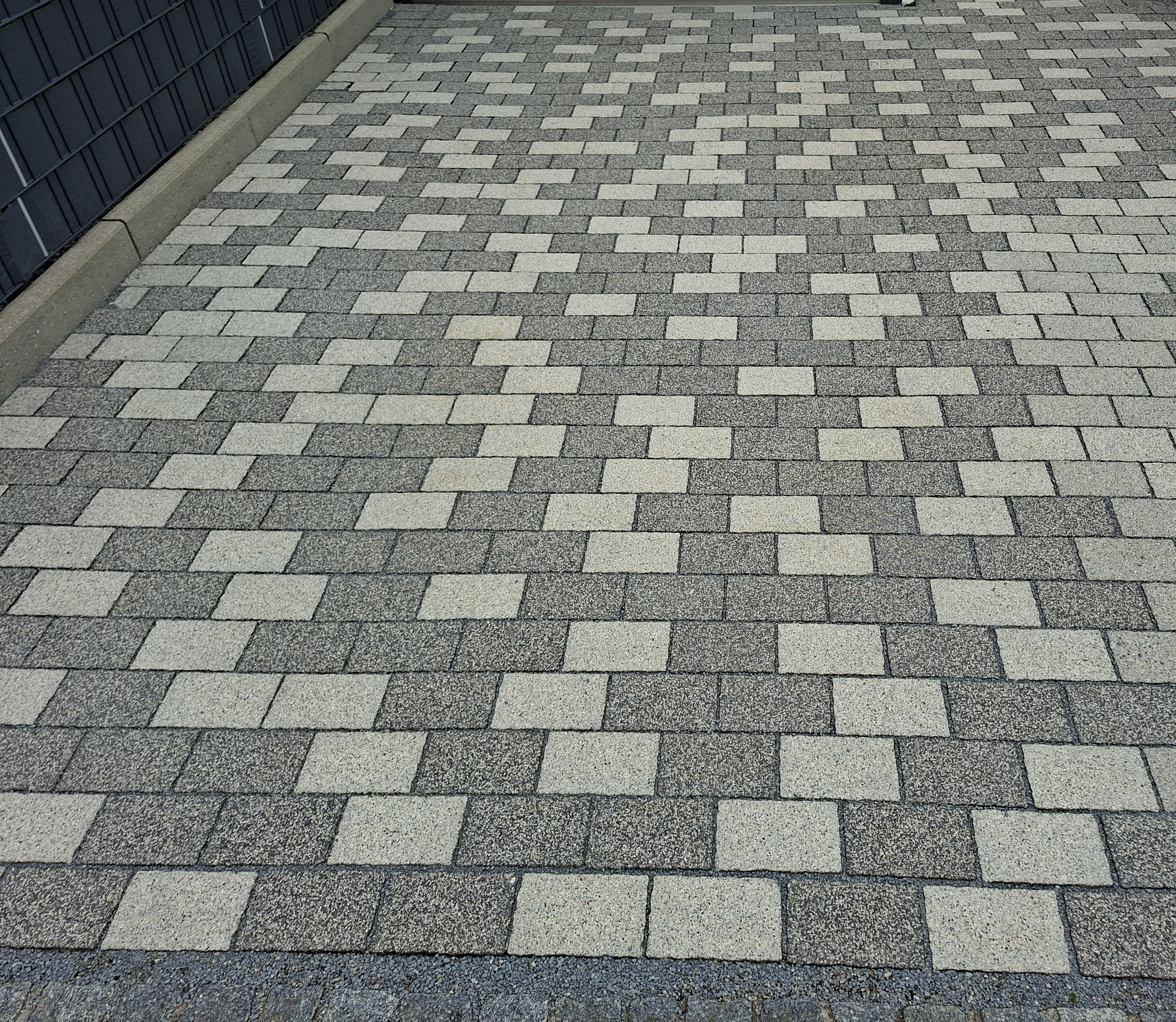 Einfahrt mit gereinigten Pflastersteinen
